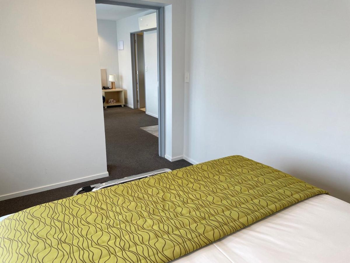 2 On Whiteleigh And 239 On Lincoln Motel ไครสต์เชิร์ช ภายนอก รูปภาพ A bedroom at the hotel