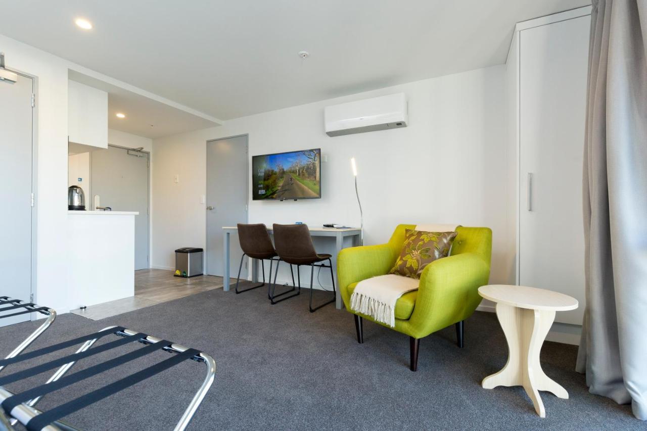 2 On Whiteleigh And 239 On Lincoln Motel ไครสต์เชิร์ช ภายนอก รูปภาพ A typical studio apartment