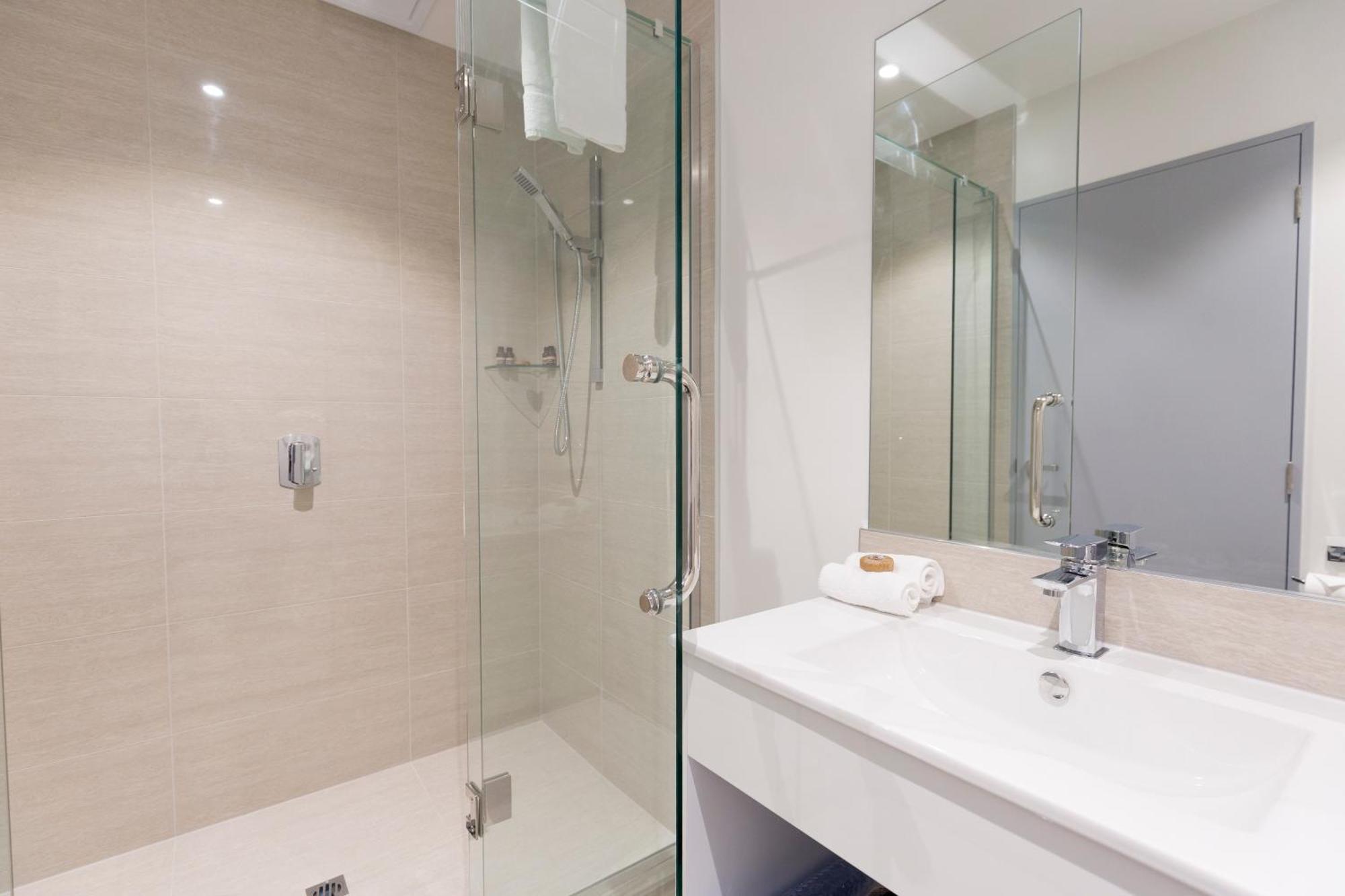 2 On Whiteleigh And 239 On Lincoln Motel ไครสต์เชิร์ช ภายนอก รูปภาพ A shower enclosure