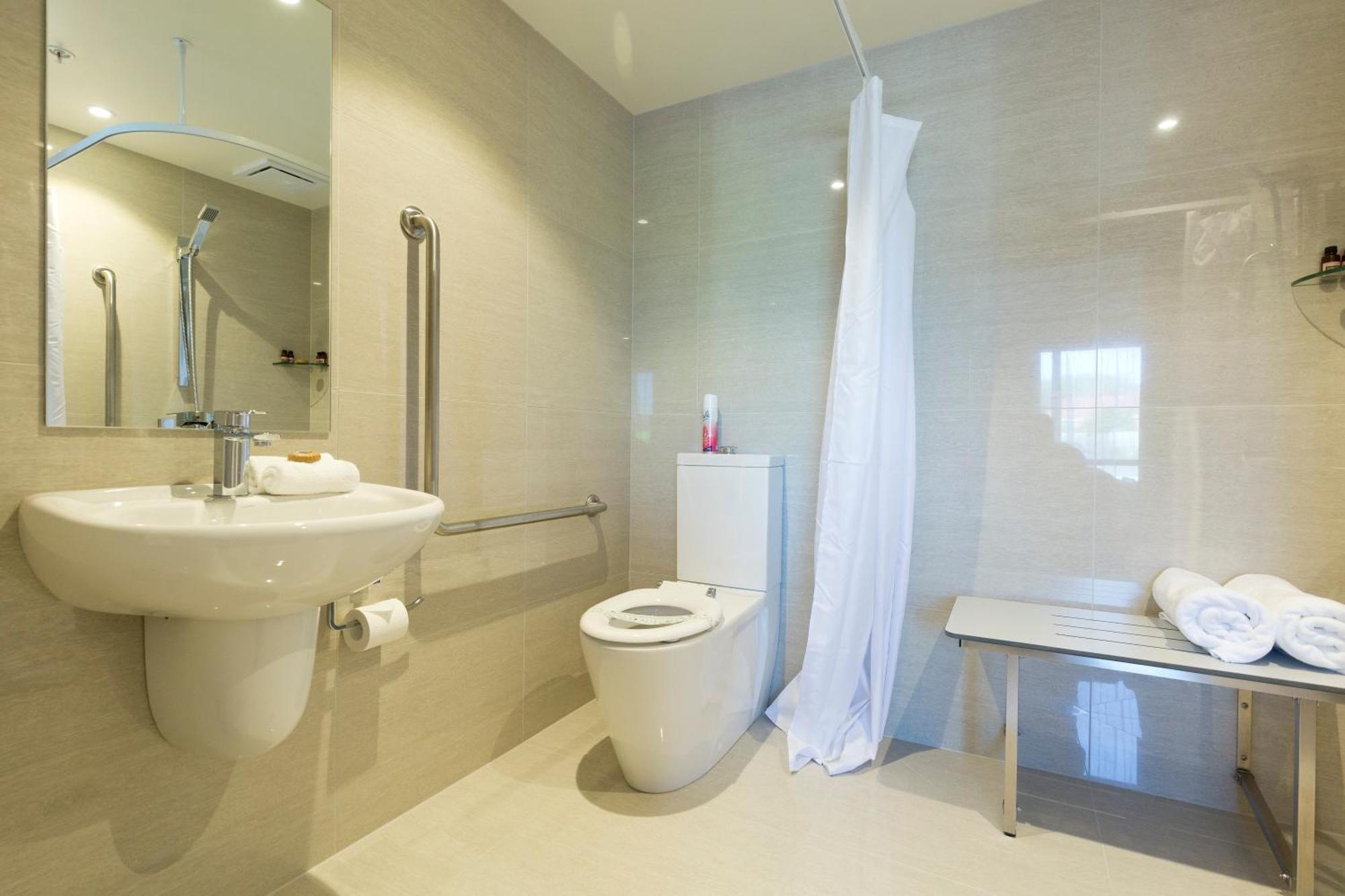 2 On Whiteleigh And 239 On Lincoln Motel ไครสต์เชิร์ช ภายนอก รูปภาพ A wet room