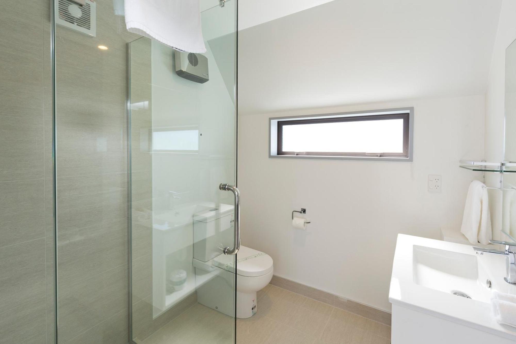 2 On Whiteleigh And 239 On Lincoln Motel ไครสต์เชิร์ช ภายนอก รูปภาพ A bathroom with a shower enclosure