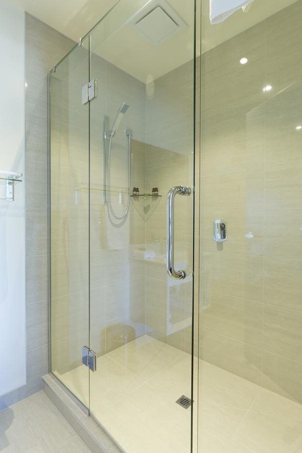 2 On Whiteleigh And 239 On Lincoln Motel ไครสต์เชิร์ช ภายนอก รูปภาพ A shower door