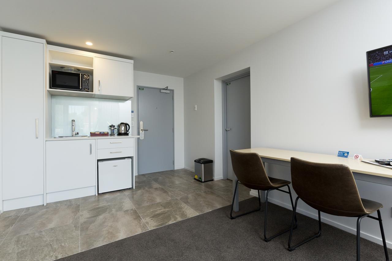 2 On Whiteleigh And 239 On Lincoln Motel ไครสต์เชิร์ช ภายนอก รูปภาพ Kitchenette in a one-bedroom apartment