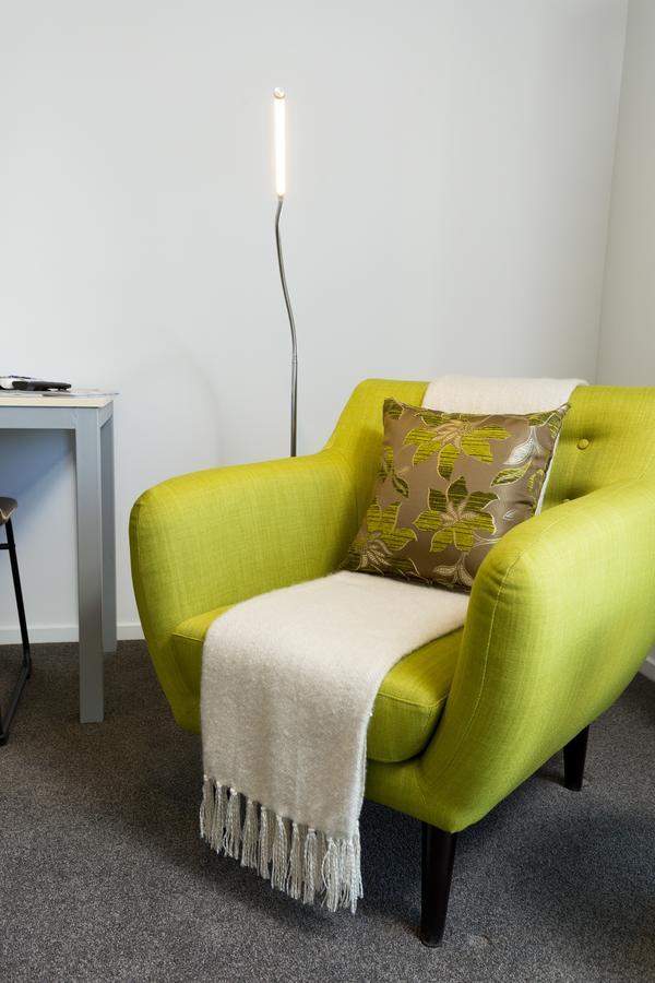 2 On Whiteleigh And 239 On Lincoln Motel ไครสต์เชิร์ช ภายนอก รูปภาพ A green armchair