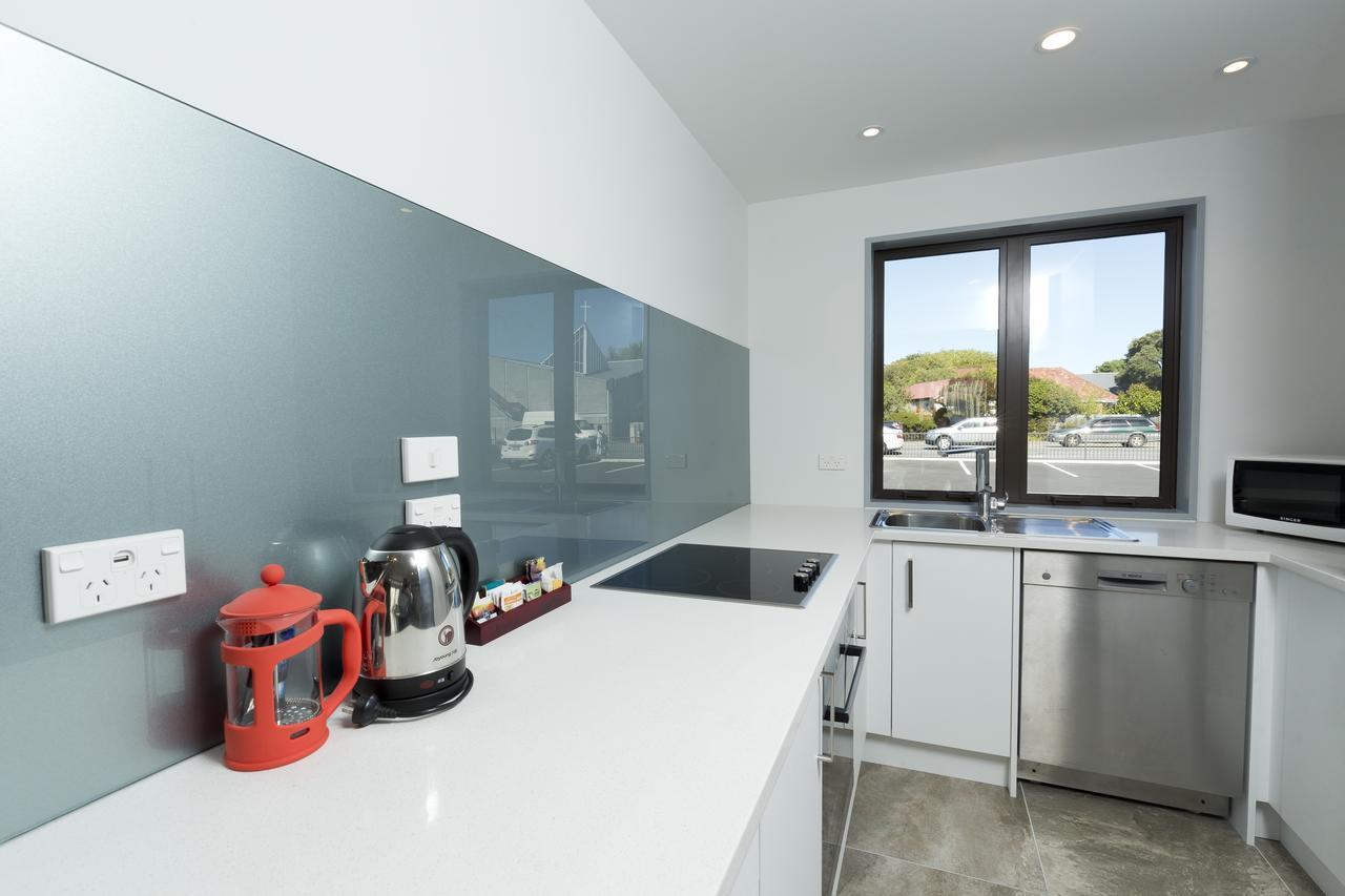 2 On Whiteleigh And 239 On Lincoln Motel ไครสต์เชิร์ช ภายนอก รูปภาพ A kitchen with a built-in dishwasher