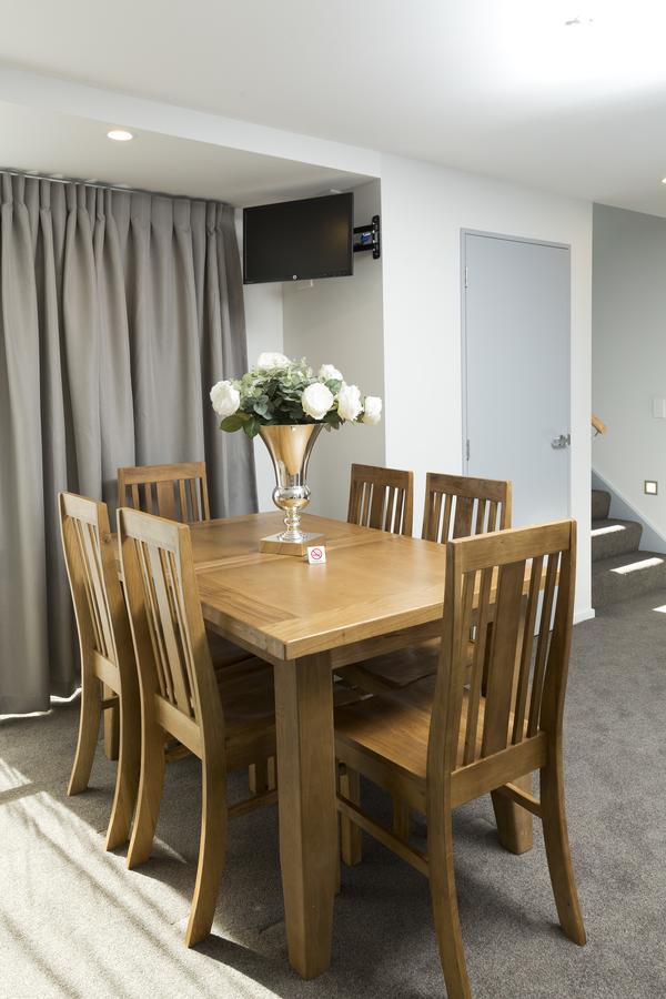 2 On Whiteleigh And 239 On Lincoln Motel ไครสต์เชิร์ช ภายนอก รูปภาพ A dining room in a house