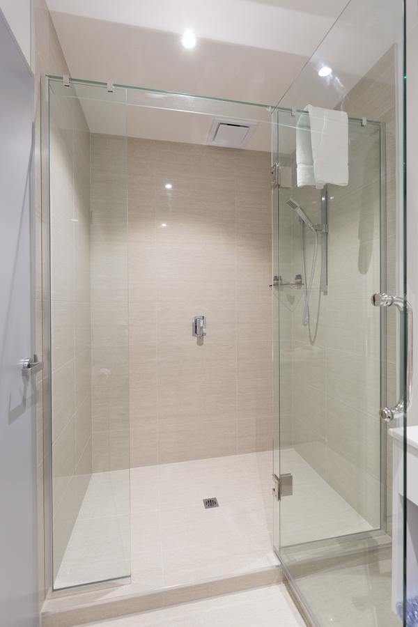 2 On Whiteleigh And 239 On Lincoln Motel ไครสต์เชิร์ช ภายนอก รูปภาพ A shower enclosure