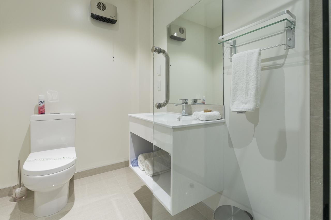 2 On Whiteleigh And 239 On Lincoln Motel ไครสต์เชิร์ช ภายนอก รูปภาพ Bathroom